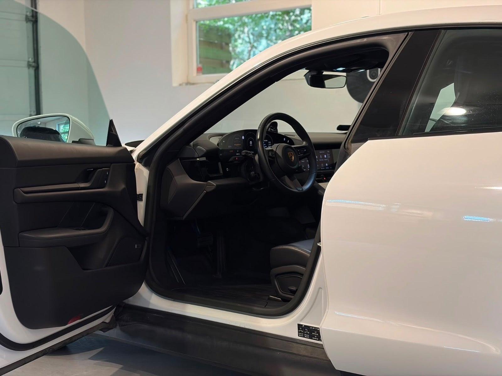 Hvid Porsche Taycan fra 2022