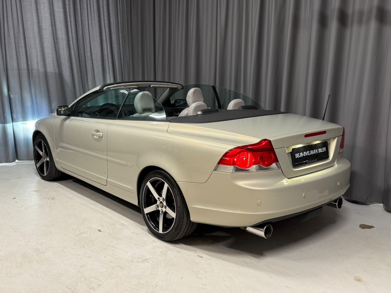Orange Volvo C70 fra 2008