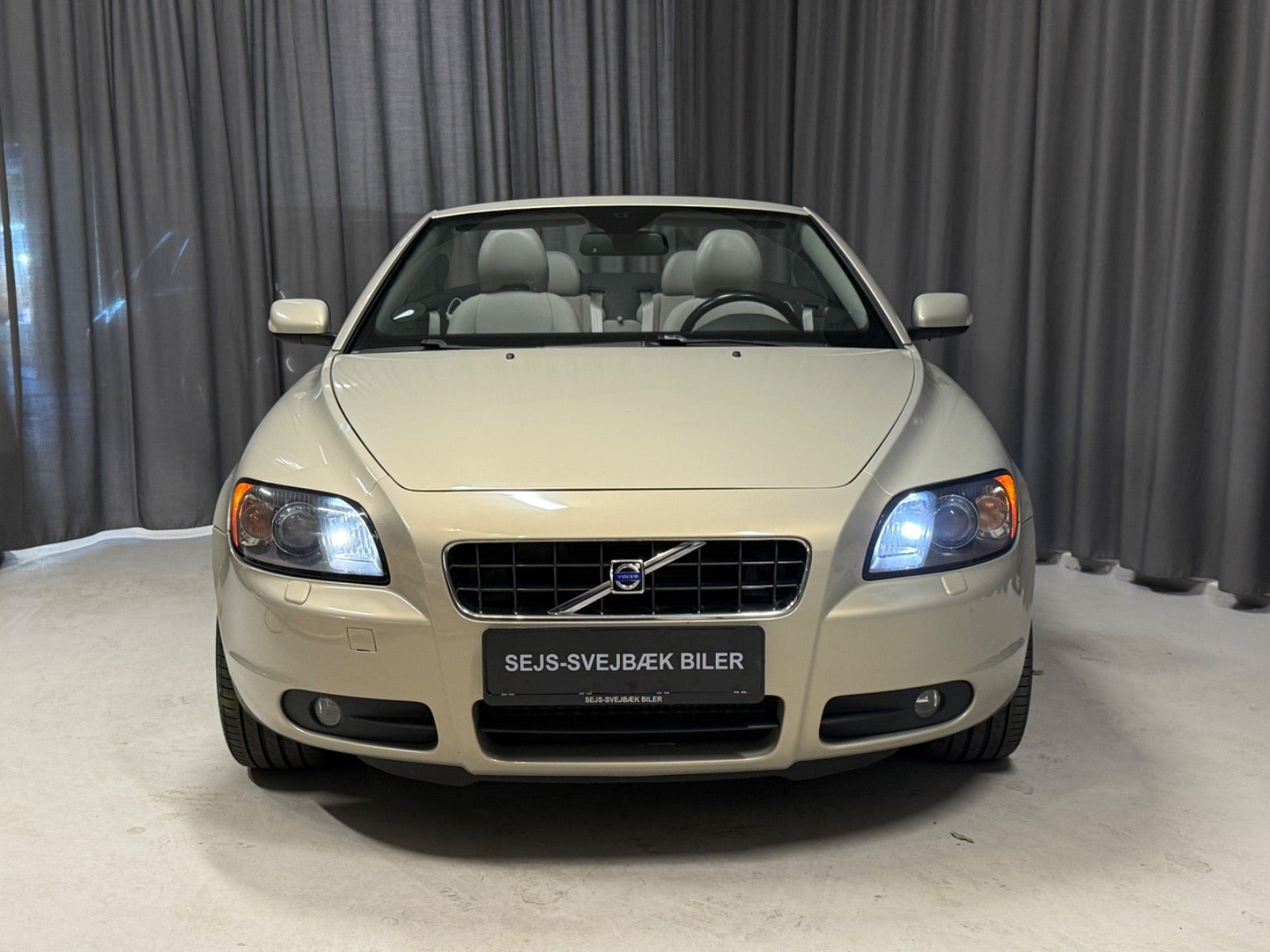 Orange Volvo C70 fra 2008