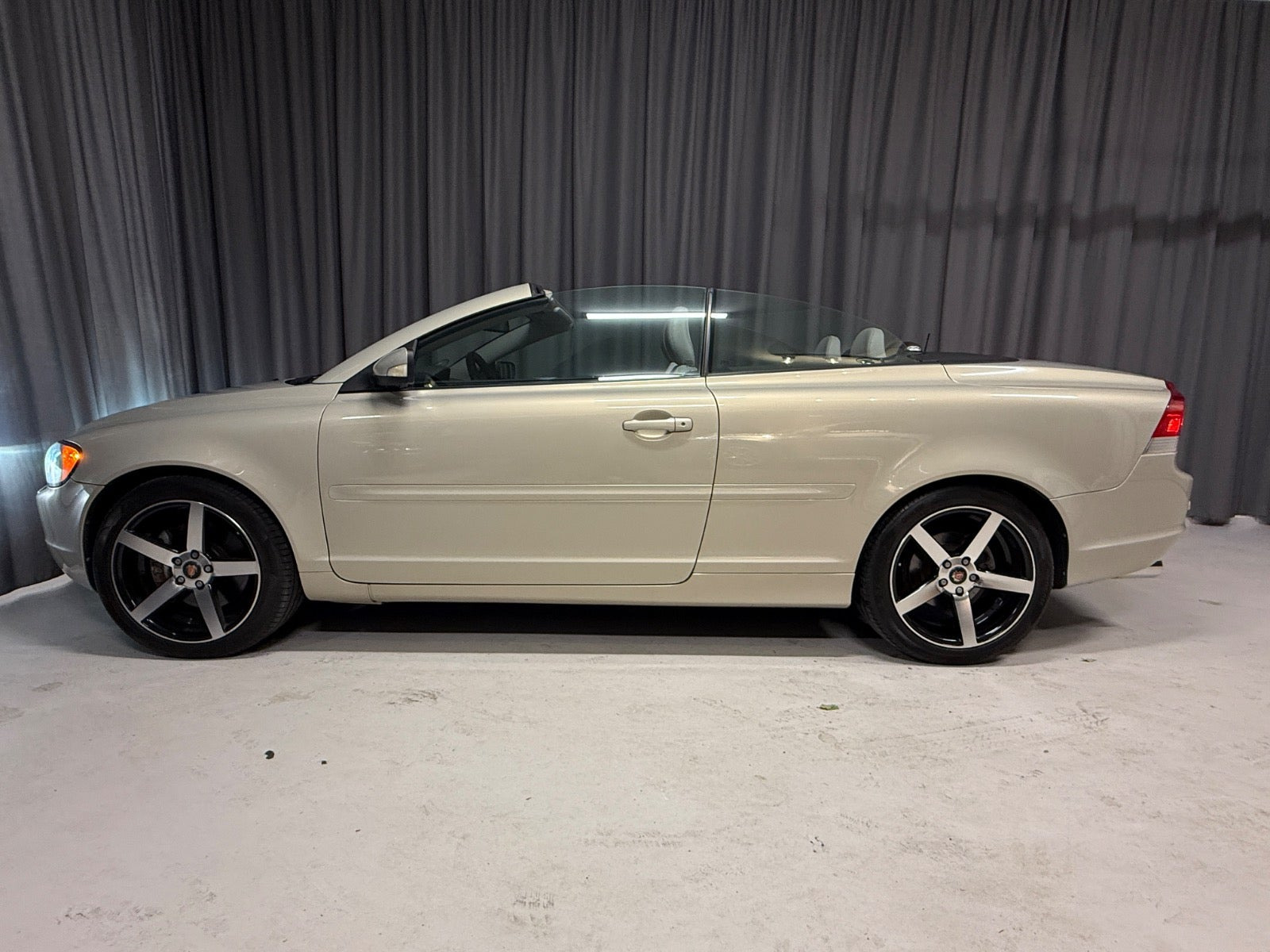 Orange Volvo C70 fra 2008