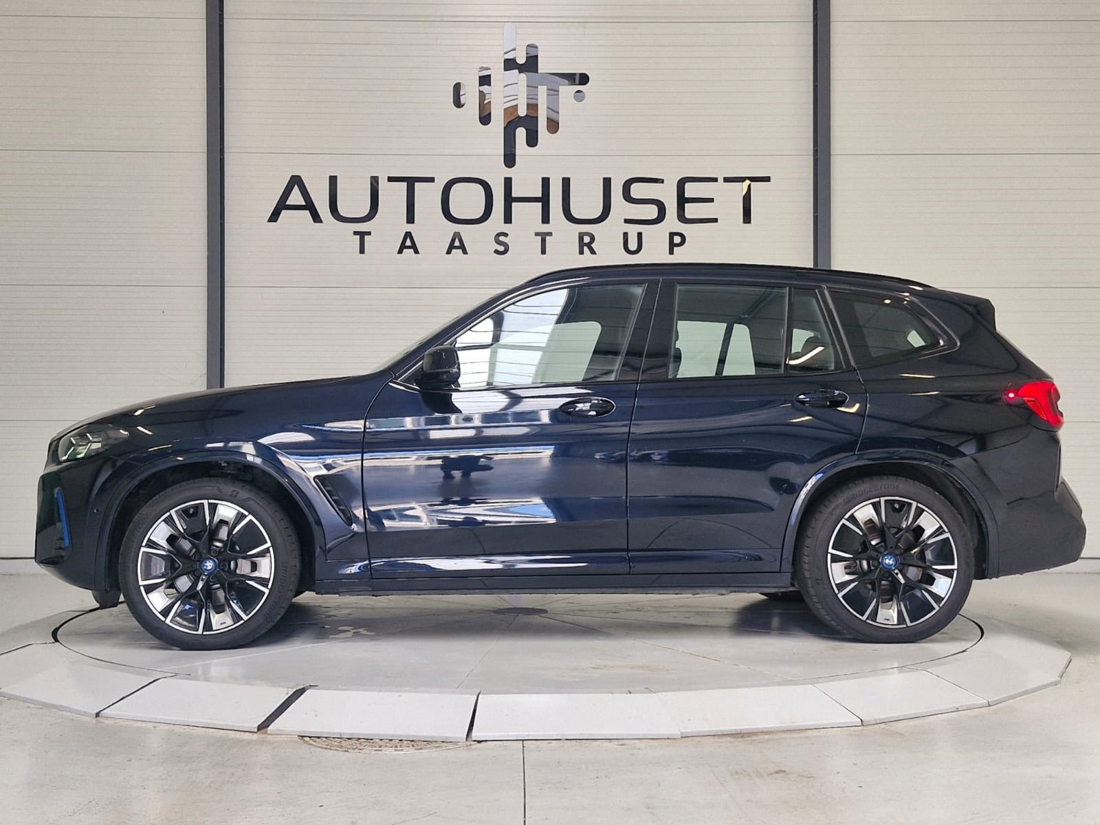 Blå BMW iX3 fra 2022
