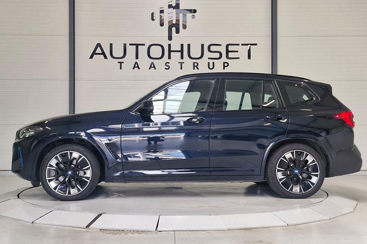 Blå BMW iX3 fra 2022