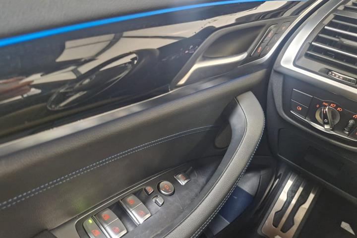 Blå BMW iX3 fra 2022