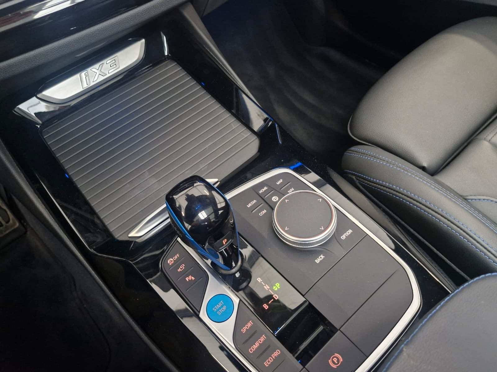 Blå BMW iX3 fra 2022
