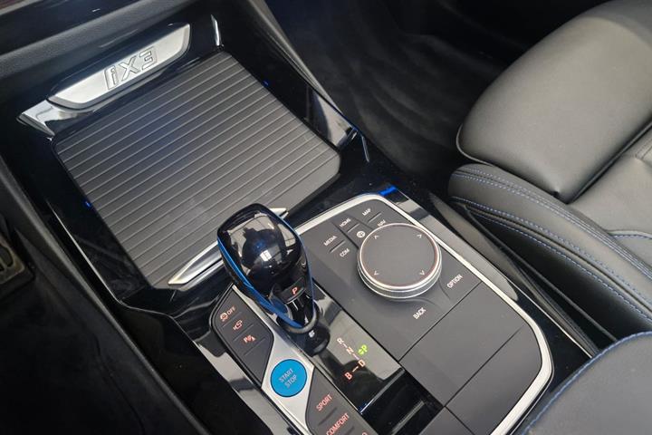 Blå BMW iX3 fra 2022