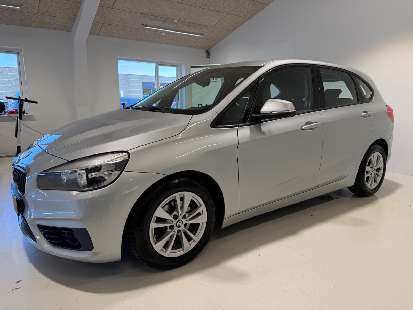 Grå BMW 218d fra 2015