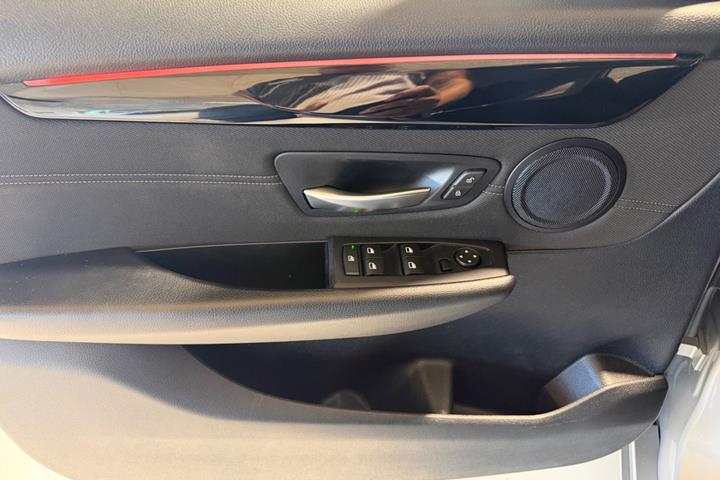 Grå BMW 218d fra 2015