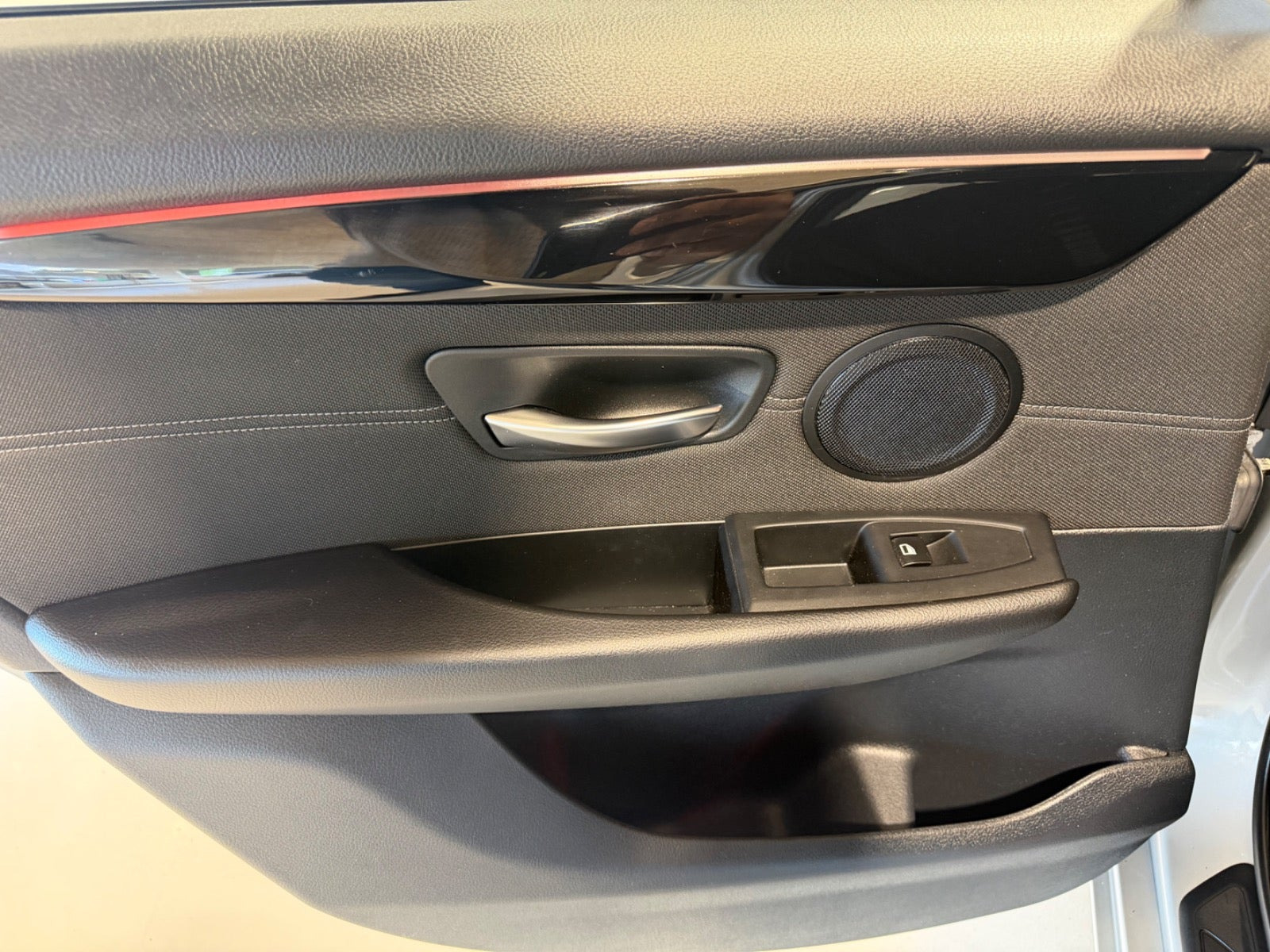 Grå BMW 218d fra 2015