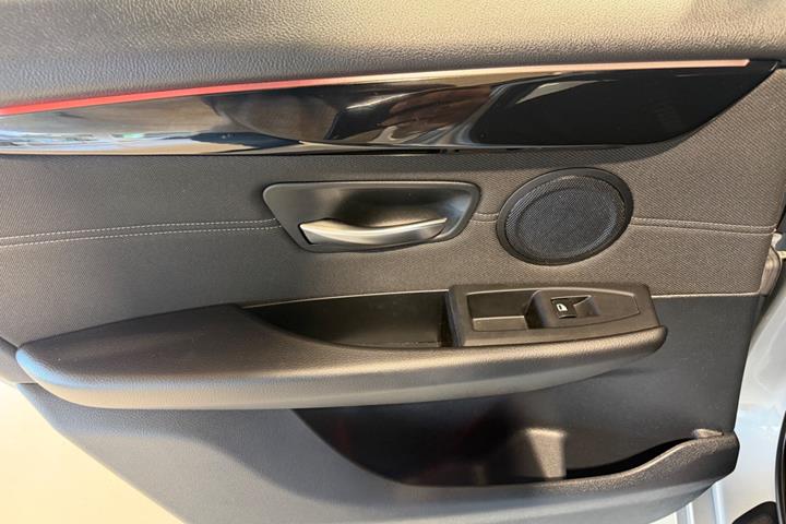 Grå BMW 218d fra 2015