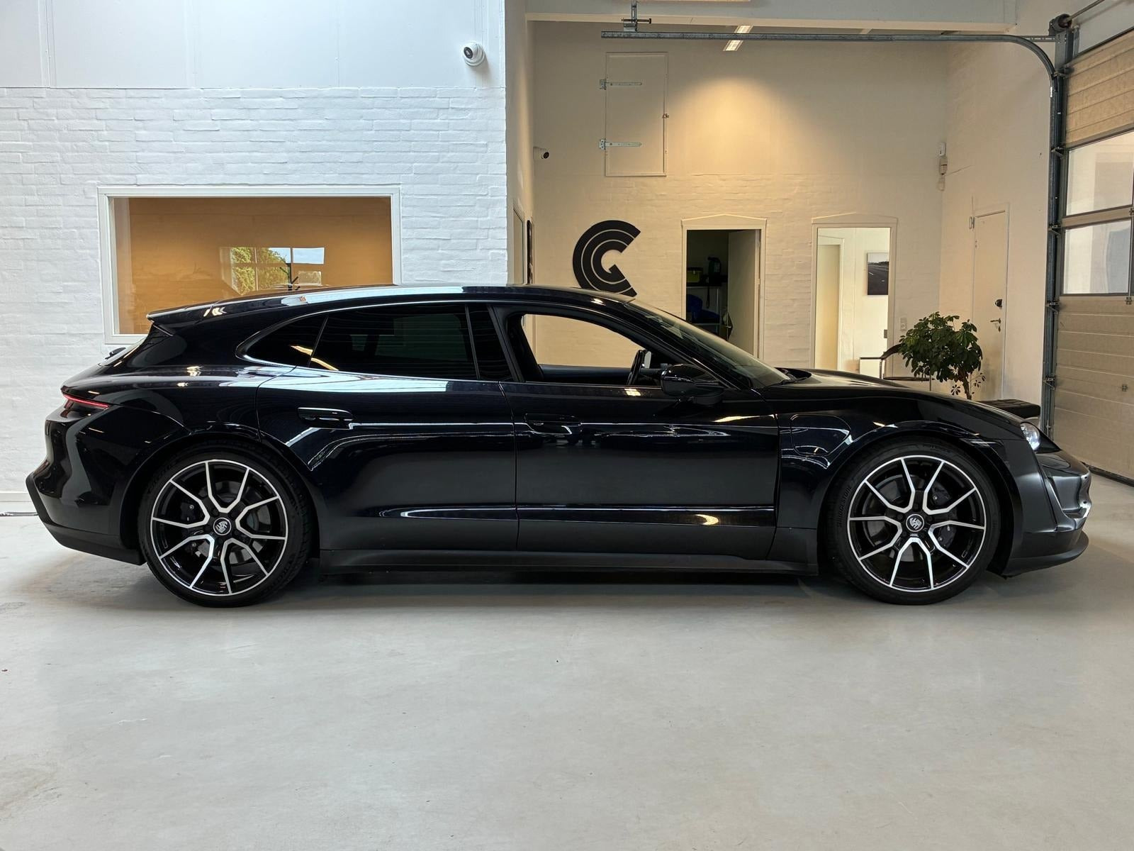 Sort Porsche Taycan fra 2023