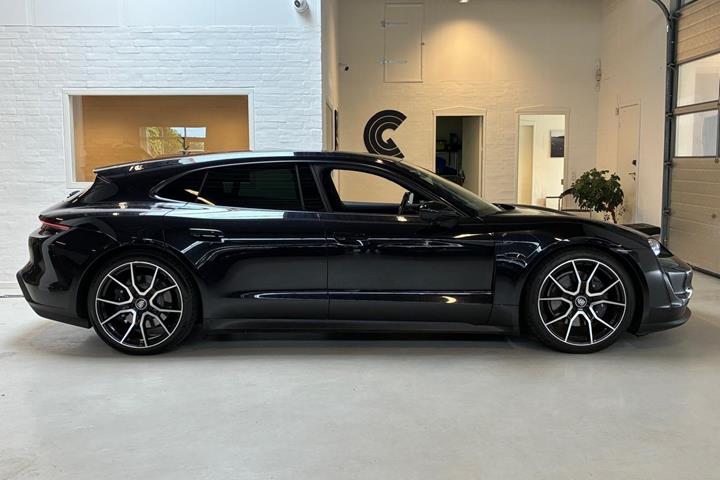 Sort Porsche Taycan fra 2023