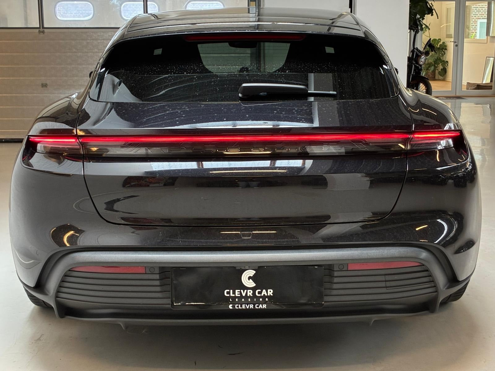 Sort Porsche Taycan fra 2023