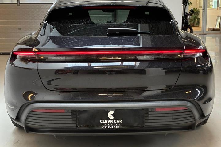 Sort Porsche Taycan fra 2023