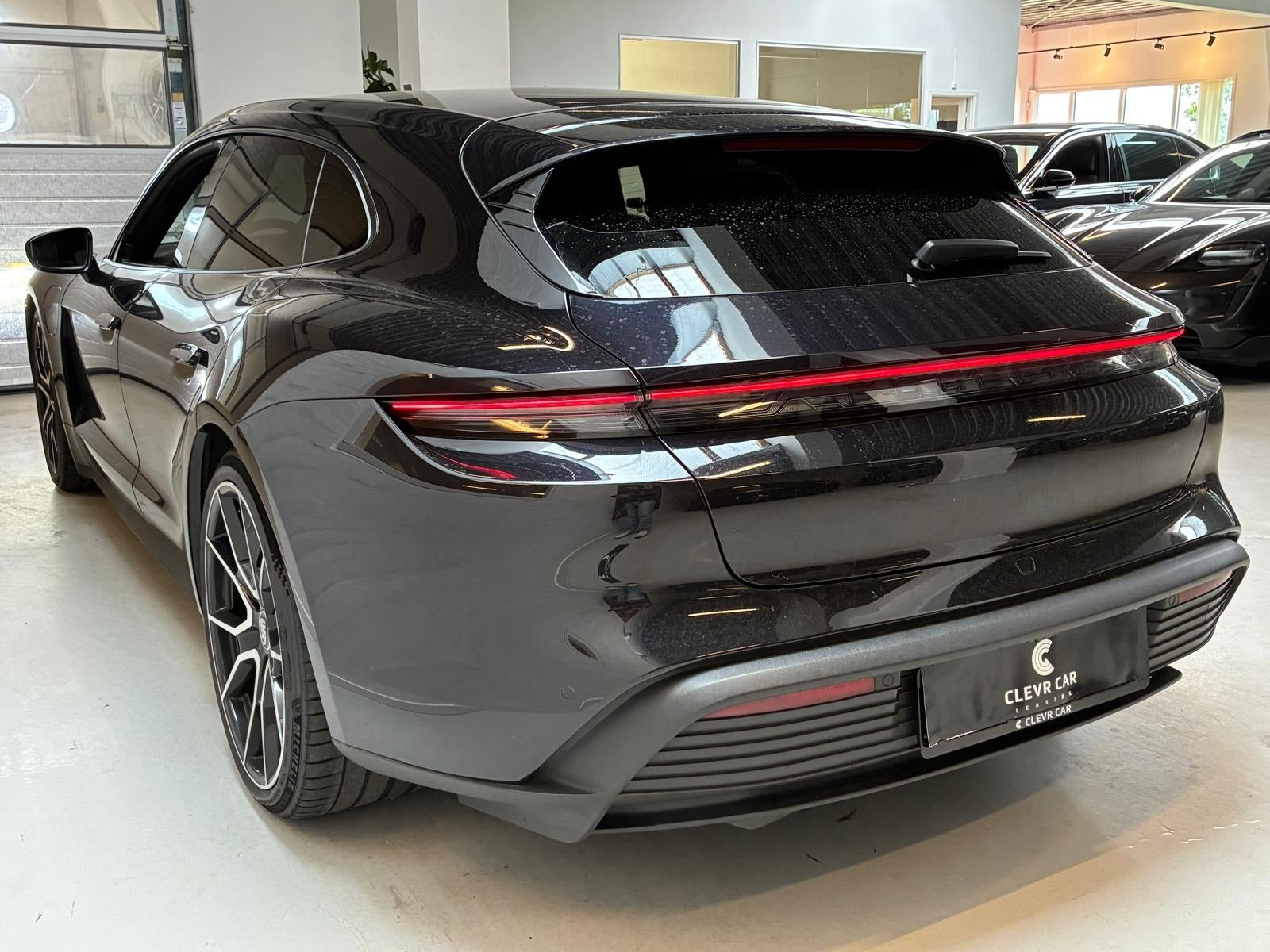 Sort Porsche Taycan fra 2023