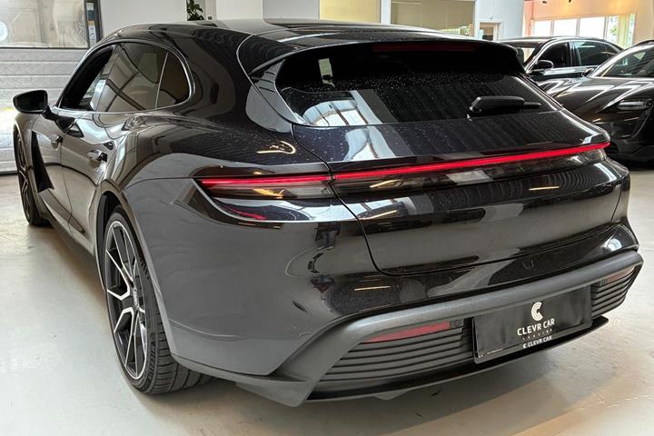 Sort Porsche Taycan fra 2023