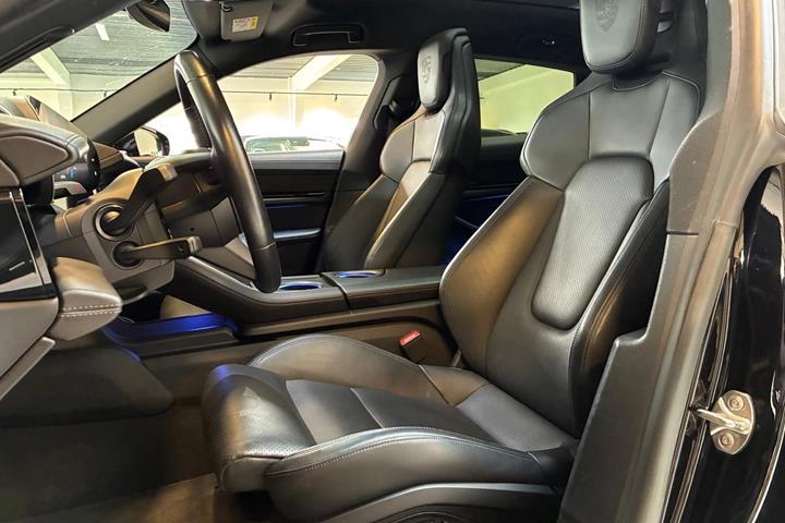 Sort Porsche Taycan fra 2023