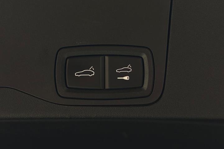 Sort Porsche Taycan fra 2023