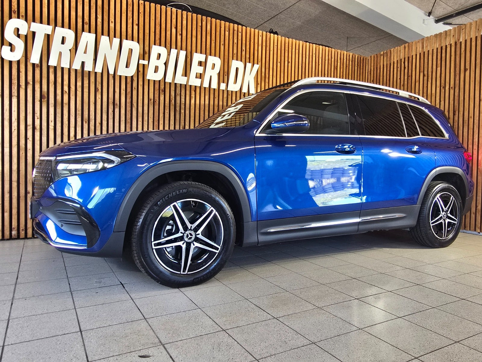Blå Mercedes EQB250+ fra 2025