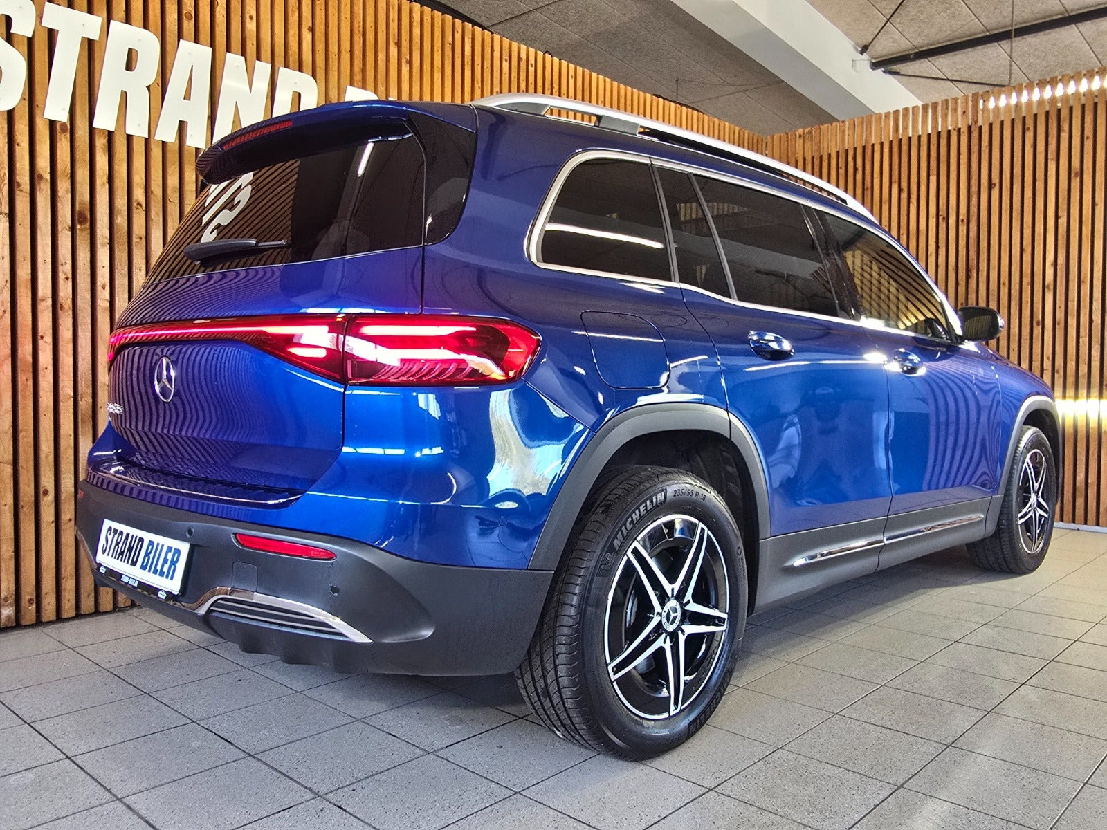 Blå Mercedes EQB250+ fra 2025