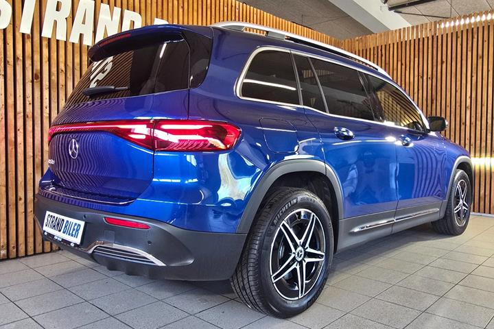 Blå Mercedes EQB250+ fra 2025