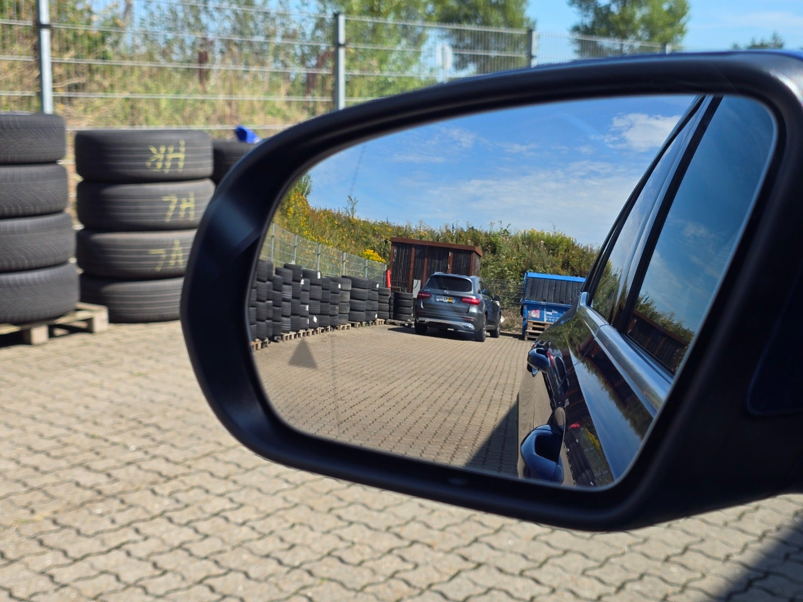 Blå Mercedes EQB250+ fra 2025