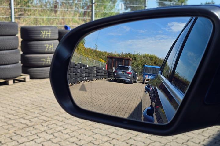 Blå Mercedes EQB250+ fra 2025