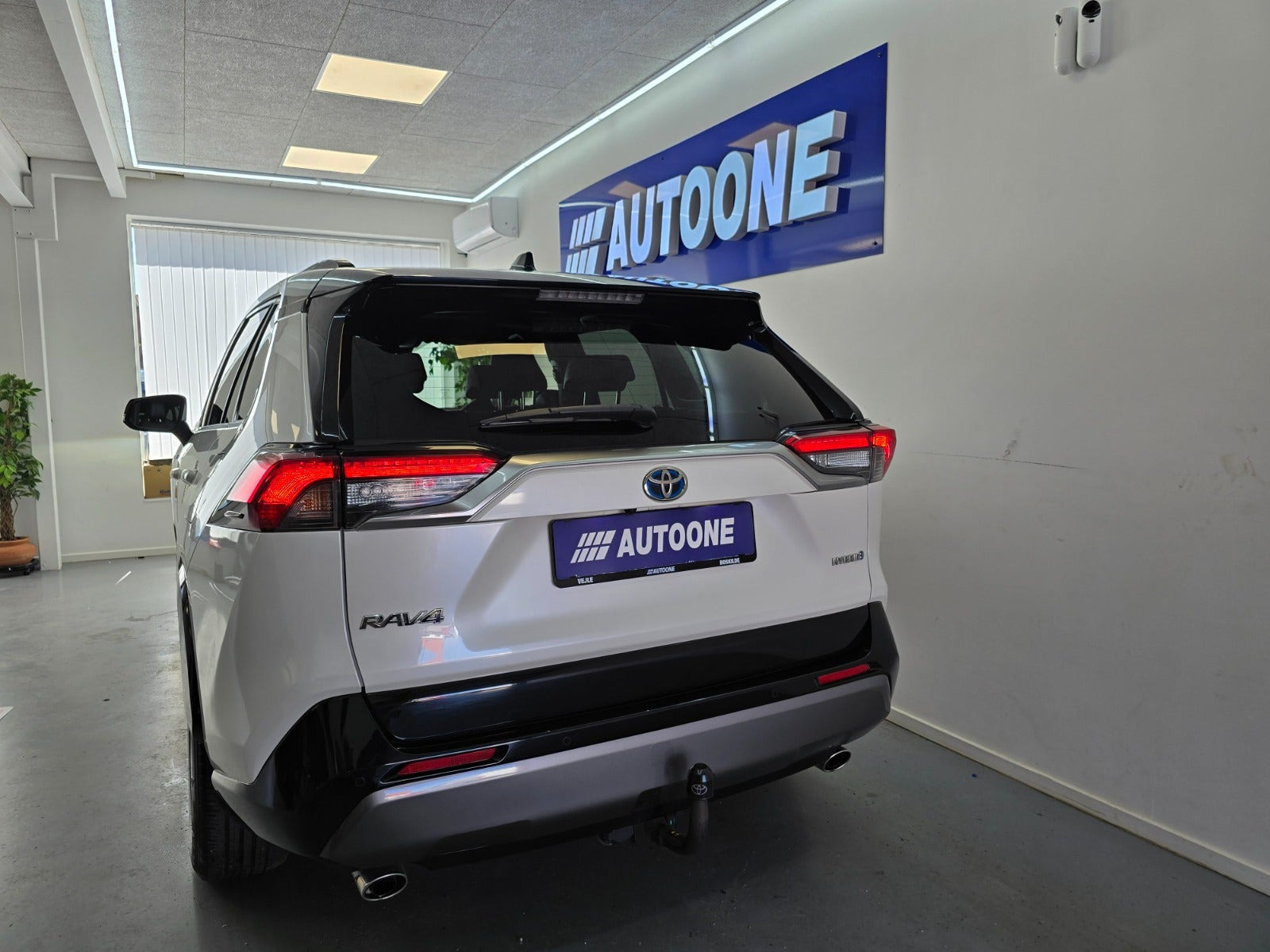 Hvid Toyota RAV4 fra 2019