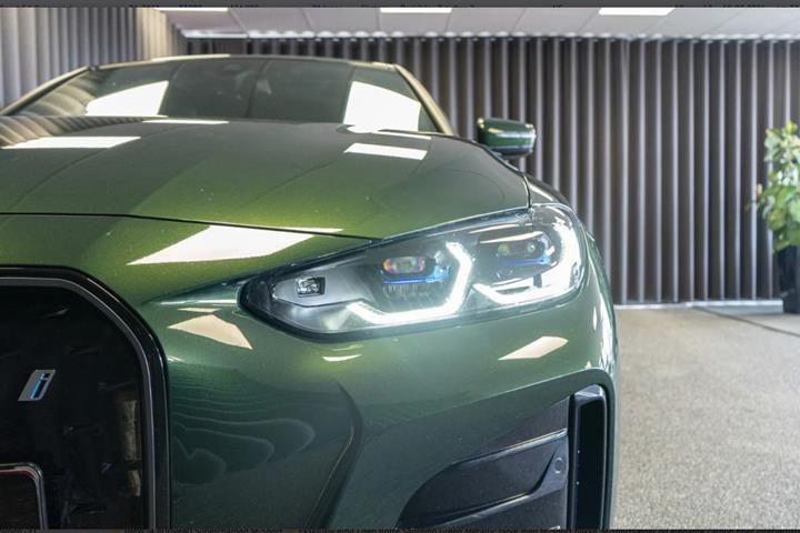 Grøn BMW i4 fra 2023