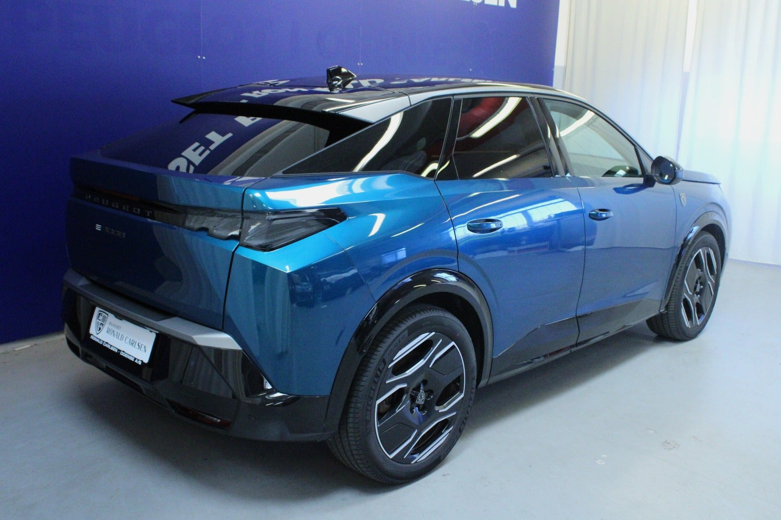 Blå Peugeot e-3008 fra 2024
