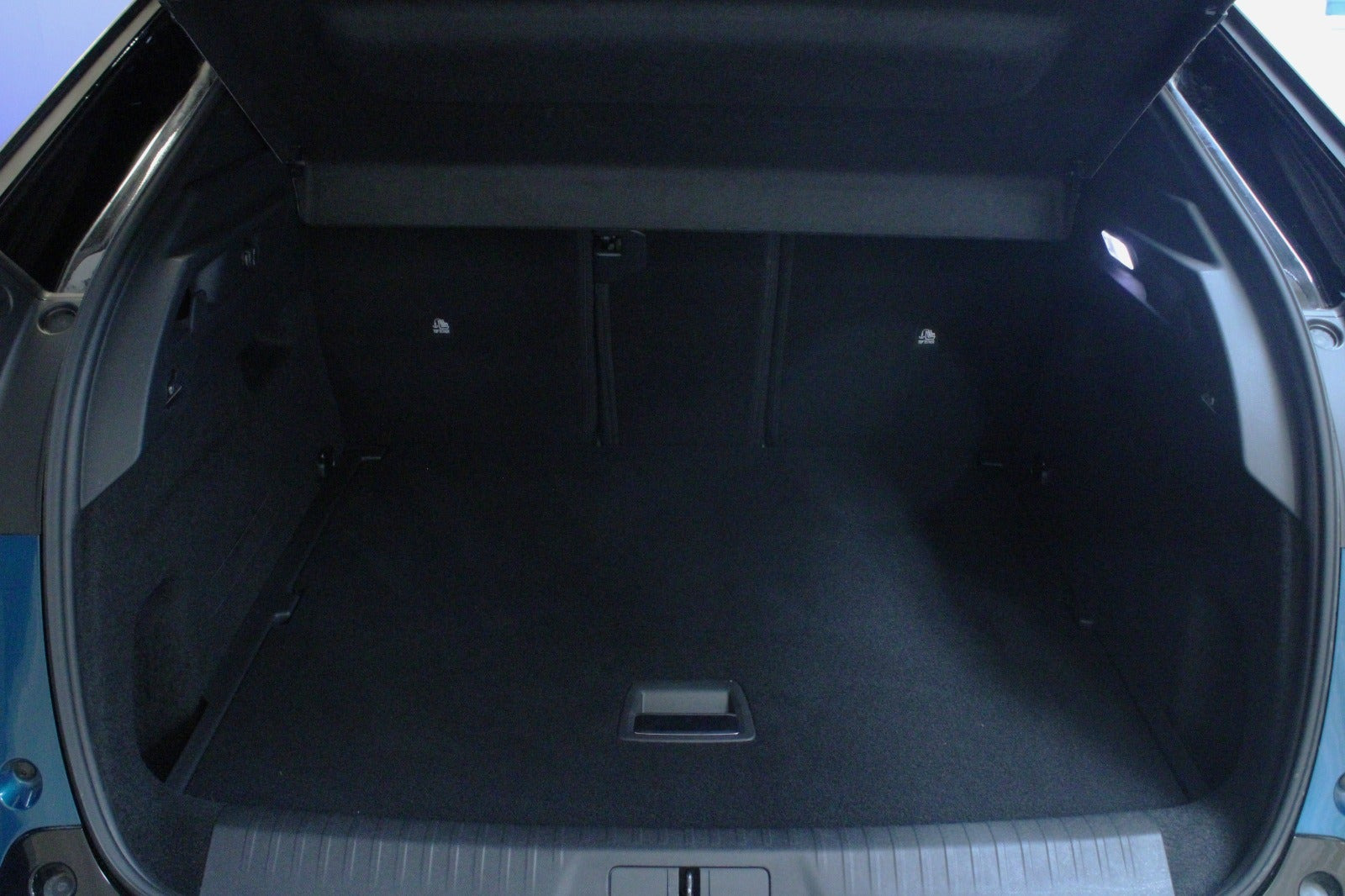 Blå Peugeot e-3008 fra 2024