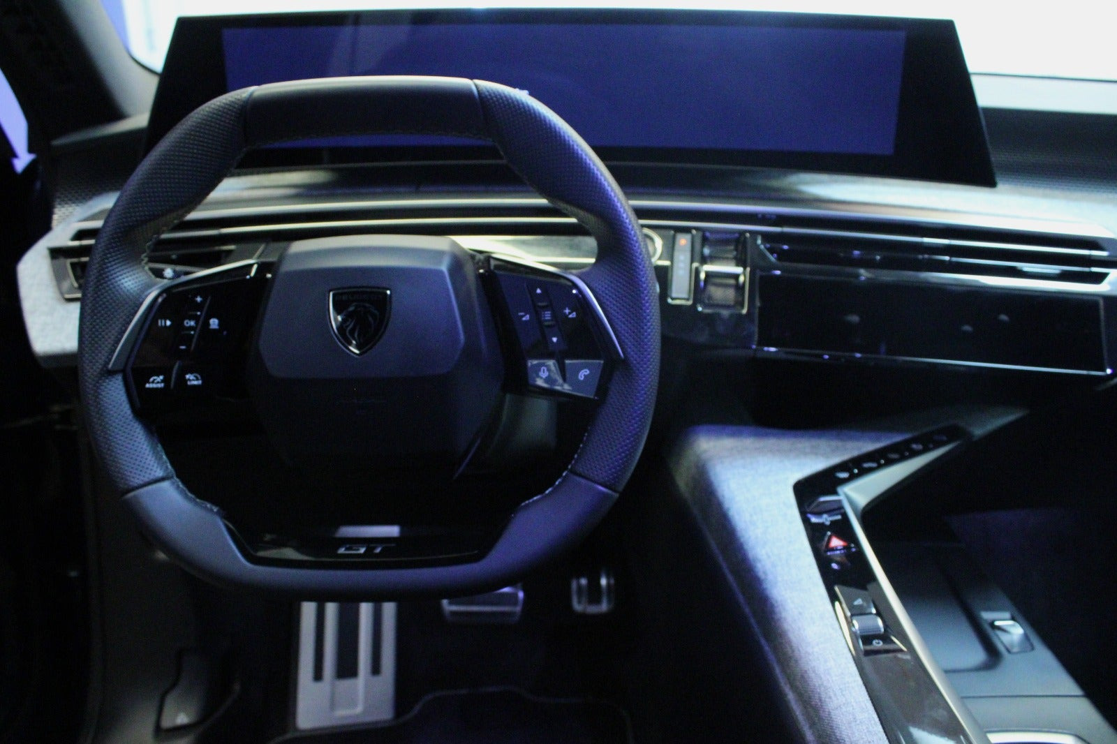 Blå Peugeot e-3008 fra 2024