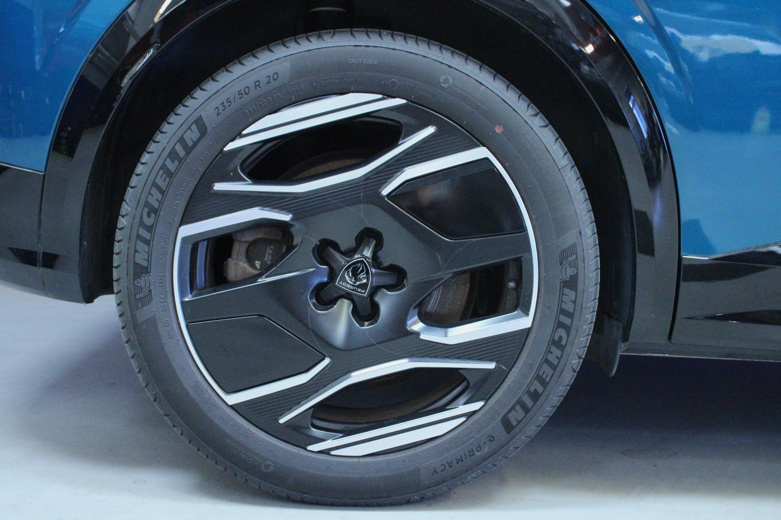 Blå Peugeot e-3008 fra 2024