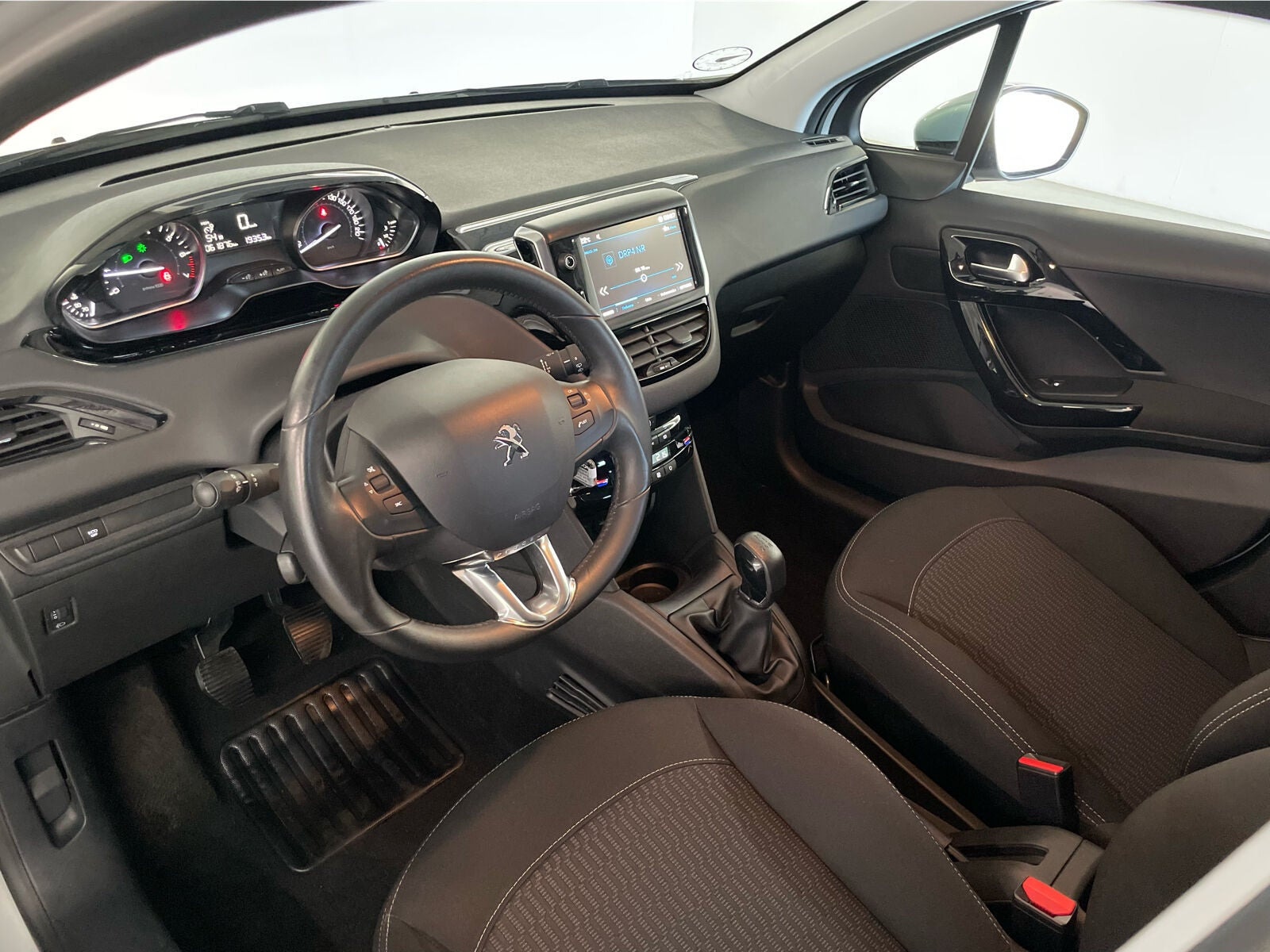 Sølv Peugeot 208 fra 2018