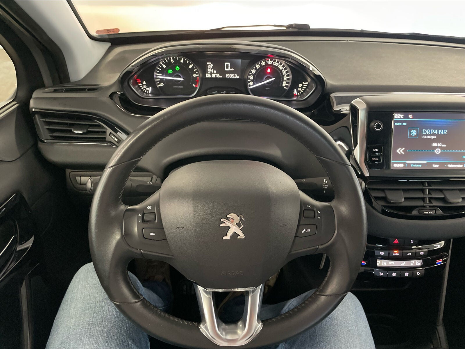 Sølv Peugeot 208 fra 2018