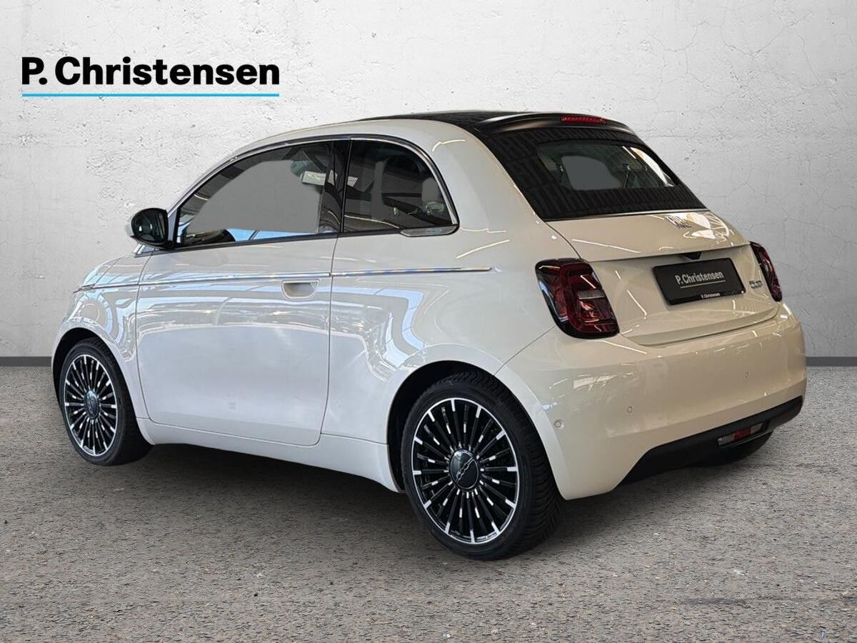 Hvid Fiat 500e fra 2023