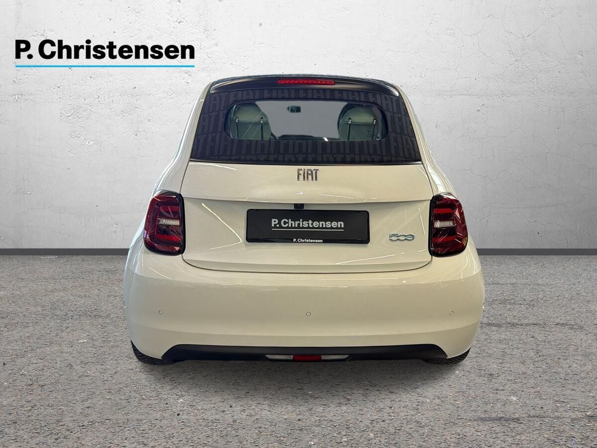 Hvid Fiat 500e fra 2023