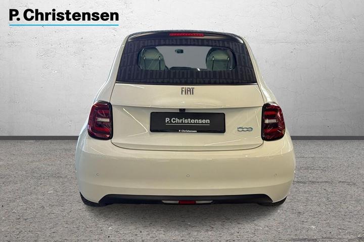 Hvid Fiat 500e fra 2023