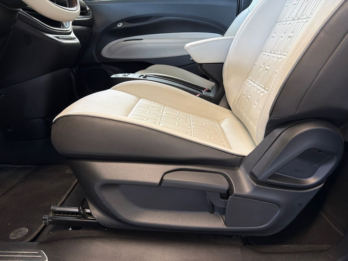 Hvid Fiat 500e fra 2023