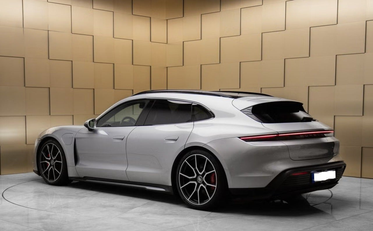 Sølv Porsche Taycan 4S fra 2023