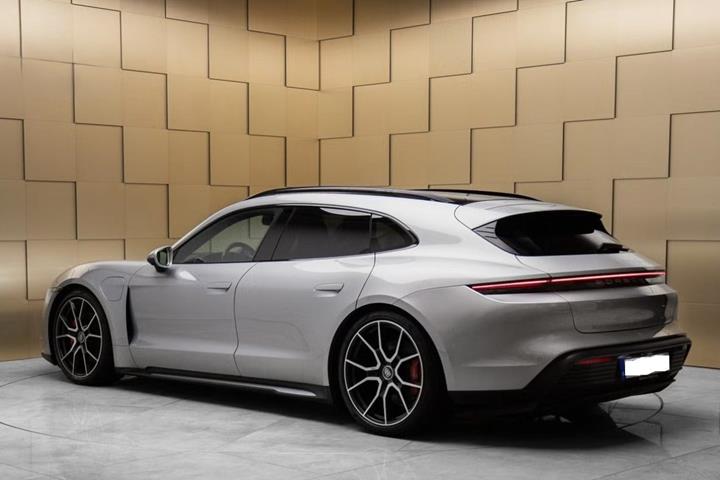 Sølv Porsche Taycan 4S fra 2023