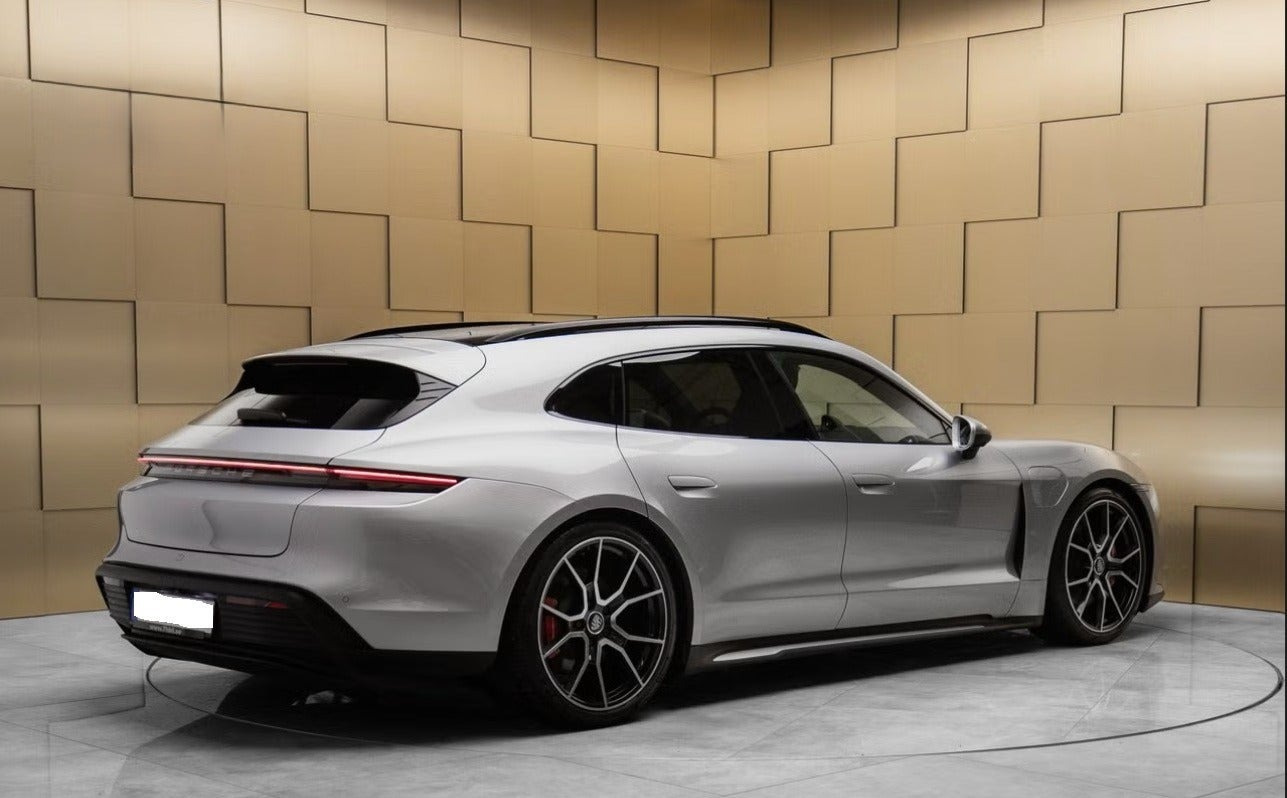 Sølv Porsche Taycan 4S fra 2023