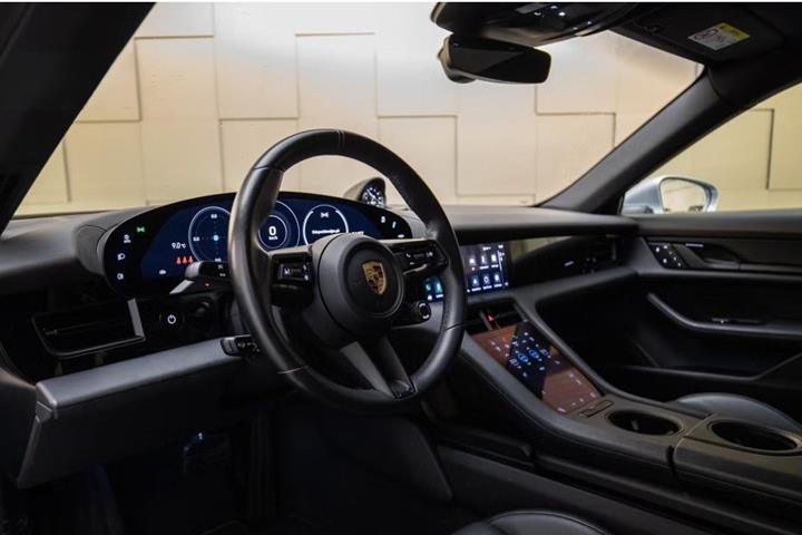 Sølv Porsche Taycan 4S fra 2023
