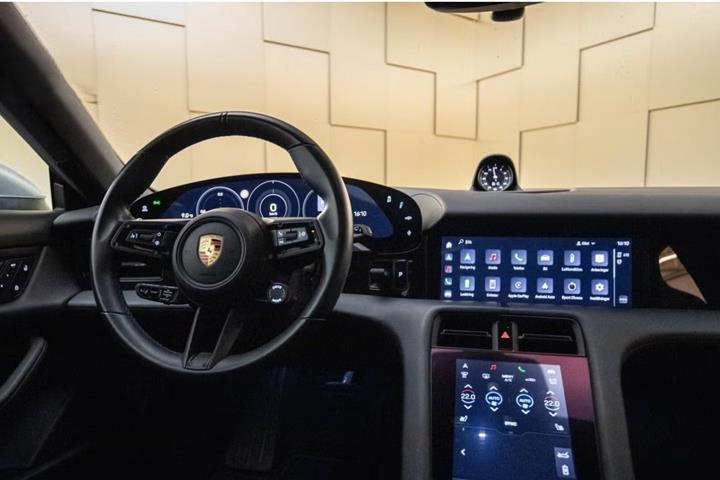 Sølv Porsche Taycan 4S fra 2023