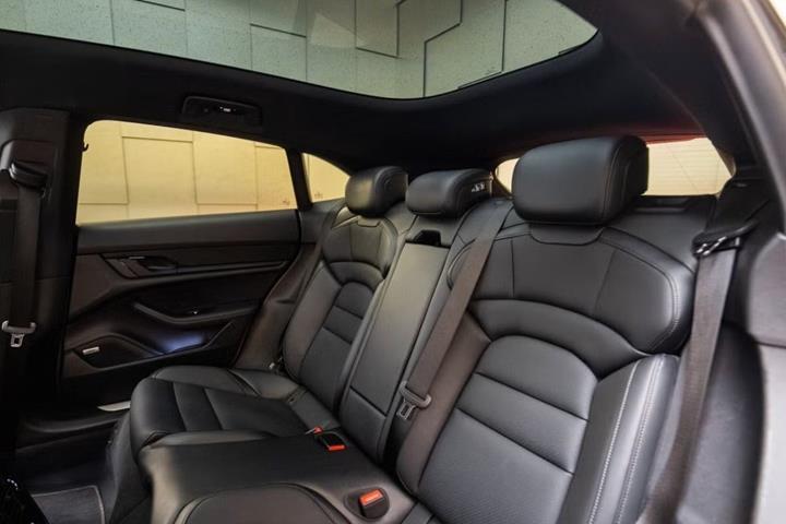 Sølv Porsche Taycan 4S fra 2023