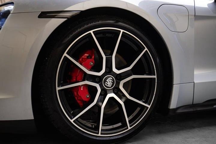 Sølv Porsche Taycan 4S fra 2023