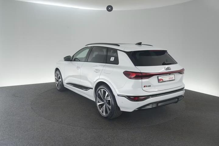 Hvid Audi SQ6 e-tron fra 2024