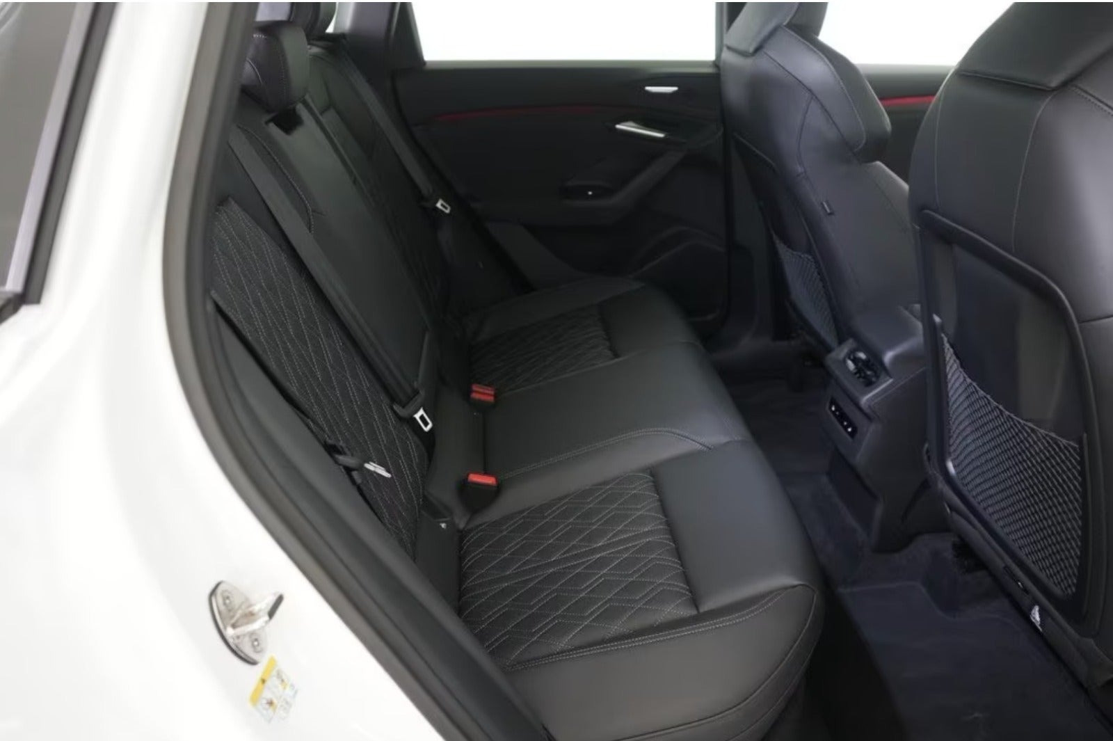 Hvid Audi SQ6 e-tron fra 2024