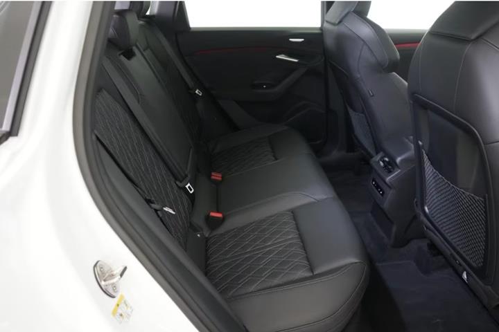 Hvid Audi SQ6 e-tron fra 2024