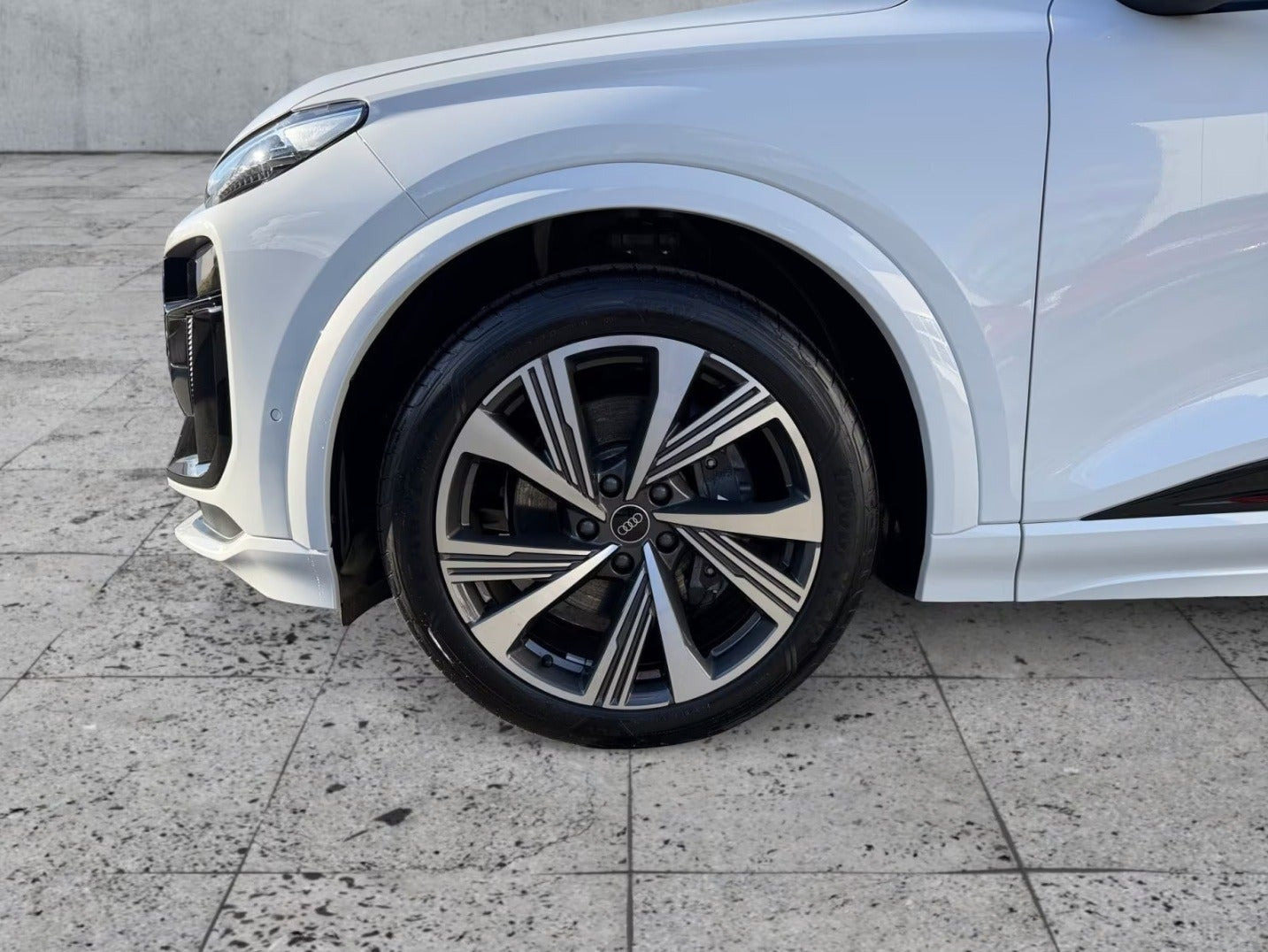 Hvid Audi SQ6 e-tron fra 2024