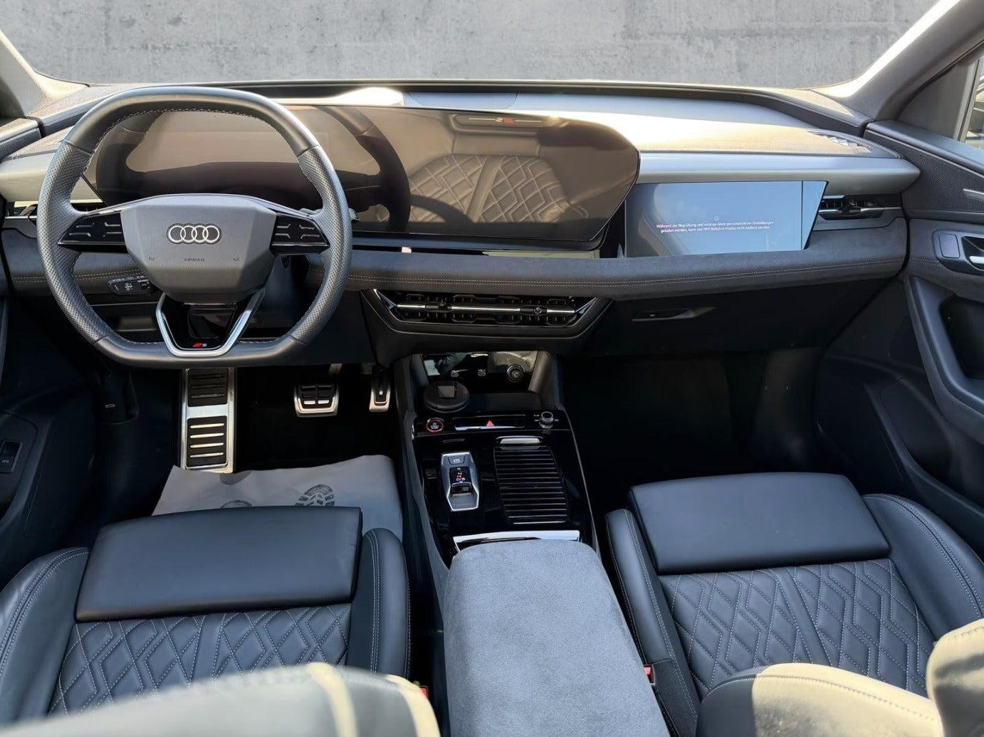 Hvid Audi SQ6 e-tron fra 2024